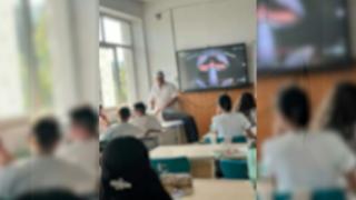 Scandal la un liceu din Urlați. Un profesor de muzică le-ar fi obligat pe eleve să se întindă pe catedră
