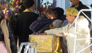 Mii de pelerini au aşteptat până la şapte ore pentru a ajunge la racla Sfintei Parascheva de la Iaşi