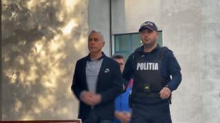 A treia zi de percheziţii la Călin Georgescu. Se plânge că îi sunt traumatizaţi copiii