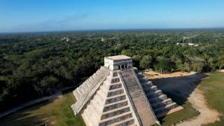 Locul unic din lume unde lumina soarelui se transformă într-un șarpe. Misterul unei piramide vechi de secole