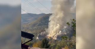 Incendiu la o fostă unitate militară din Vâlcea. Mobilizare masivă de pompieri