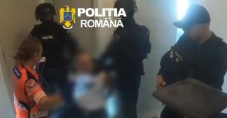 Momentul în care un bărbat din Capitală este împuşcat după ce atacă un poliţist. Ameninţa că îşi va face rău
