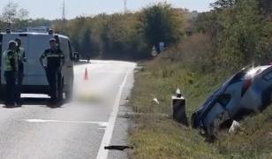 O clipă de neatenţie i-a fost fatală. Maşina a ajuns în şanţ, iar o femeie a sfârşit blocată între fiare