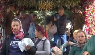 Cine sunt ajutoarele de nădejde ale pelerinilor de la Iaşi. Le sunt alături în cele 17 ore de aşteptare