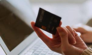 Nouă înșelătorie. Românii ajung să-și dea singuri economiile escrocilor, crezând că le salvează