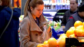 Românii au ajuns să facă turul supermarketurilor ca să economisească. Trucurile folosite la cumpărături
