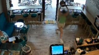 O tânără de 20 de ani, acuzată că atacă femei pe străzile Constanței. Ce a făcut într-o cafenea