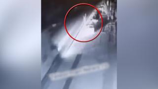 Momentul în care o fată, cu fratele în brațe, este lovită de o dubă pe marginea unui drum din Teleorman
