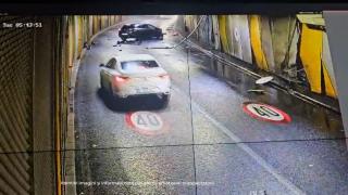 Momentul în care două maşini se ciocnesc violent în Pasajul Unirii din Bucureşti