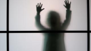 Băiat de 13 ani din Cluj, abuzat sexual timp de doi ani de tatăl vitreg, cu acordul mamei