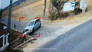 Filmul incidentului din Olt: un tată și-a lăsat copilul în mașină, cu cheile în contact. Au dispărut imediat
