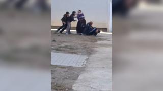 Profesor bătut în curtea unei şcoli din Timişoara. În scandal au fost implicaţi elevi şi părinţi