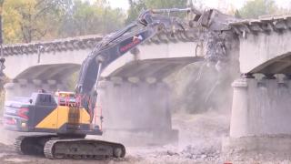 Podul vechi de peste 100 de ani din Suceava, pus la pământ. Localnicii așteaptă de zeci de ani unul nou