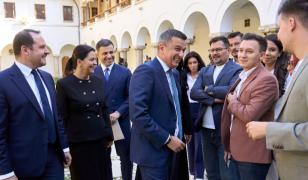 Analist: Guvernul Luca Niculescu va avea o viaţă scurtă şi intensă