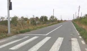 Oraşul unde autorităţile au construit o trecere care începe şi se termină în câmp. Reacţia şoferilor
