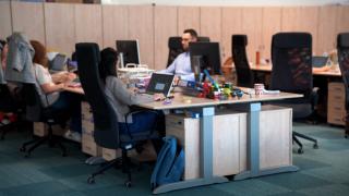 Priorităţile românilor la locul de muncă s-au schimbat după valurile de restructurări. Ce e important acum