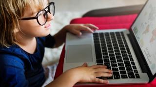 Cât de pregătiţi sunt copiii români pentru pericolele de pe internet. Rezultatul care ne pune la coada Europei
