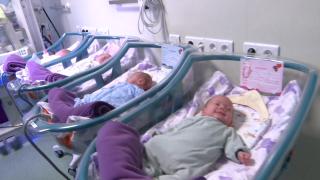 Cvadrupleții născuți prematur în Harghita au ajuns acasă, după 3 luni de spitalizare: "Am paralizat de emoții"
