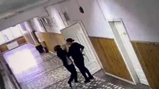 Elevul cuţitar din Bistriţa nu poate fi arestat sau judecat. Ce i se poate întâmpla