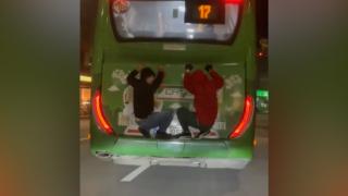 Au vrut o călătorie gratuită și s-au agățat de autobuz. Doi tineri din Băcau, gest teribilist