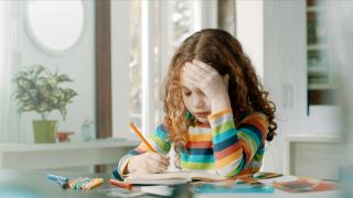 Copilărie furată de grijile adulților: cum îi afectează pe copii, la maturitate, conflictele dintre părinţi