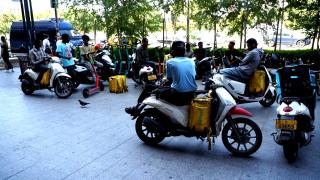 "Sunt mulţi care aşteaptă". De două luni, muncitorii asiatici nu se mai pot angaja în România