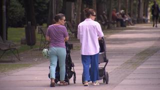 Mai mulți bani pentru părinții care se întorc la muncă înainte de vreme. Ce schimbări pregătește Guvernul