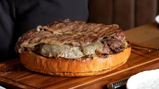 Un burger cât o mașină second-hand. De ce costă atât de mult 