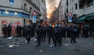 Studenți francezi, târâți cu forța de jandarmi după ce au blocat intrarea într-o universitate din Paris