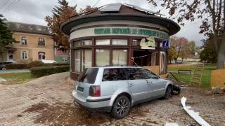A intrat cu mașina în clădirea Centrului Turistic din municipiul Dej: șoferul a fugit de la locul accidentului