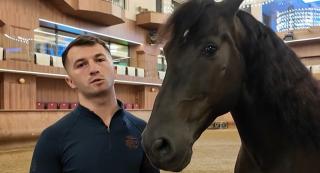 De la îngrijitor de cai la acrobat în arenă. Povestea lui Nicușor, tânărul din Cluj care sfidează gravitația