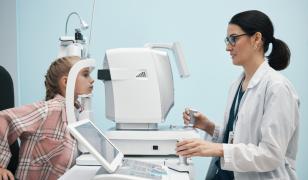 Copiii care petrec mai puțin de două ore pe zi afară riscă să dezvolte miopie. Avertismentul medicilor