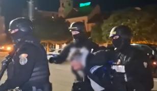 Filmul incidentului de la Poliția Alba Iulia. Cum au reușit agenții să-l imobilizeze pe bărbatul înarmat