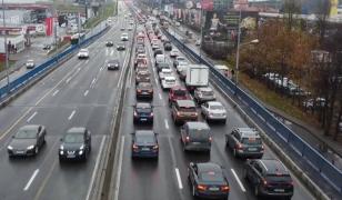 Gonesc cu 300 km/h pe ritmuri de manele şi se laudă pe TikTok. Poliţia îi vânează pe 