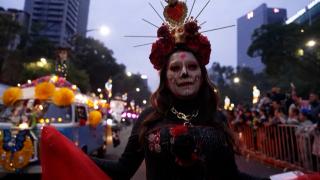 Moartea, celebrată cu muzică și dans. Carnavalul care a cucerit străzile Mexicului