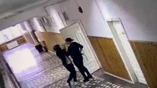 Elevul cuţitar din Bistriţa a fost externat de la Psihiatrie şi dus la audieri