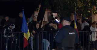 Tensiuni în faţa Arestului Central, după ce magistraţii au decis ca Georgescu să rămână în arest preventiv
