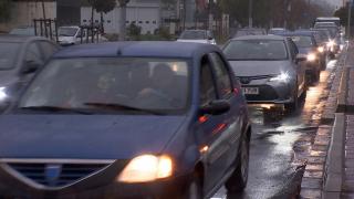 Greșelile pe care le fac șoferii când plouă. Ce trebuie să verificăm înainte de a pleca la drum