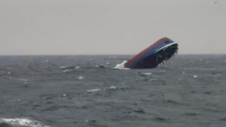 Bulgarii se chinuie să scufunde nava lovită de o dronă lângă Constanța. Botul vasului a rămas deasupra apei