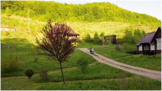 Satul unic din România, cu peisaje deosebite și multă liniște. Ai parte de cea mai relaxantă vacanță din viața ta, puțini știu de el
