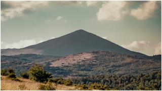 Piramida naturală de la granița cu România. Locul de legendă, cu peisaje naturale minunate, despre care se spune că te revitalizează și ascunde mult aur