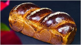 Ce să pui &icirc;n aluatul pentru cozonac dacă vrei să răm&acirc;nă fraged și pufos. Ingredientul folosit de gospodinele din Moldova