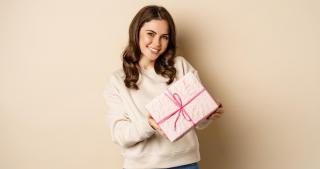 Psihologia cadourilor: De ce darurile cu semnificație ne fac mai fericite decât cele scumpe