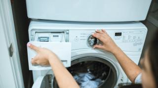 Cum poți reduce din factura la energie electrică? Greșelile pe care le fac românii când folosesc mașina de spălat rufe