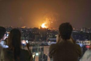 "Cea mai violentă noapte". Cinci atacuri israeliene au lovit sudul Beirutului. Mai multe rachete au căzut lângă aeroport. IDF: Libanul a lansat 30 de proiectile