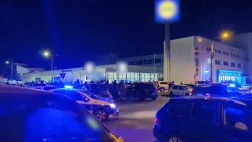 Scandal monstru între doi fraţi, în parcarea unui supermarket din Botoşani. Poliţiştii, nevoiţi să cheme întăriri