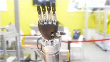 O mână bionică, invenţia care a atras o mare de curioşi la Expoziţia Industrială din estul Chinei