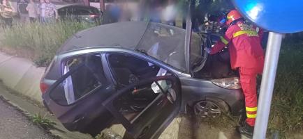 Doi bărbaţi au plonjat cu maşina într-un şanţ adânc. Au ieşit de pe şosea, în Suceava, după ce şoferul a pierdut controlul volanului