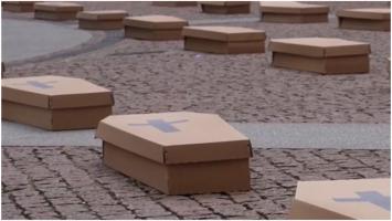 Protest inedit la Milano. 172 de sicrie de carton, expuse pentru comemorarea celor care şi-au pierdut viaţa în timp ce lucrau în Italia