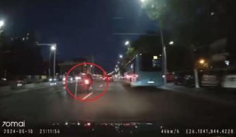 Motociclist aruncat pe şosea de o şoferiţă neatentă, într-o intersecţie din Bucureşti. O cameră de bord a filmat accidentul
